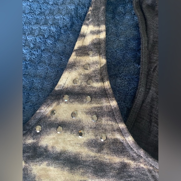 Razor back abstract print tank with stud details. EUC. - Picture 5 of 5